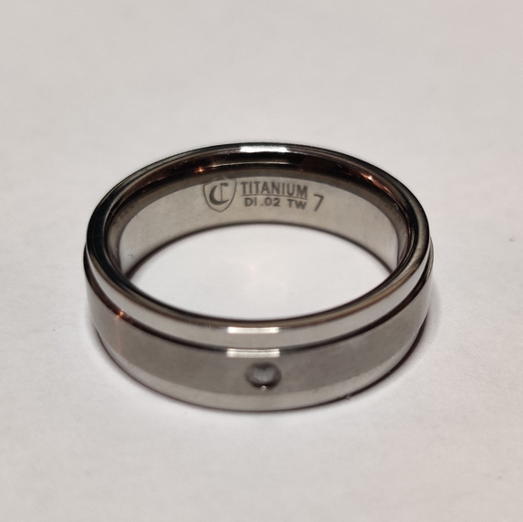 Titanium Silver Tone Minimalist Unisex Alliance Wedding Ring with a Diamond Chip - Picture 5 of 8